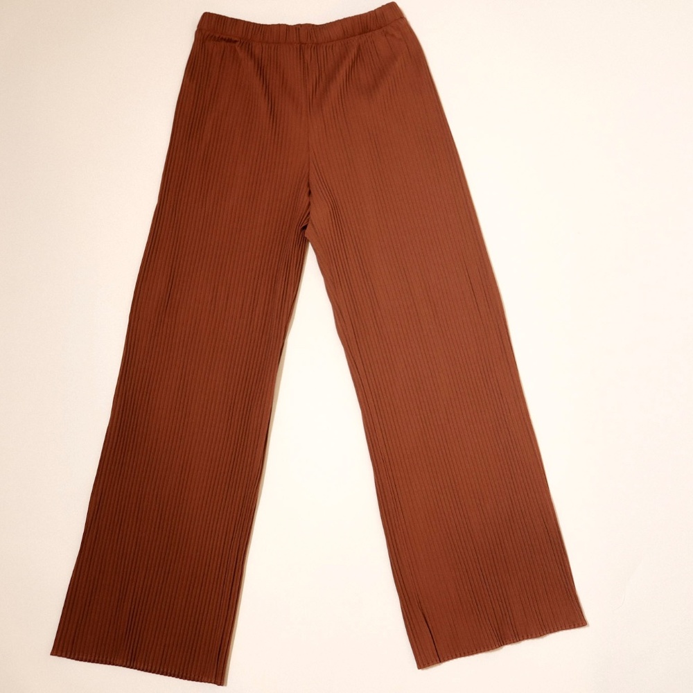NWOT Uniqlo Ribbed Slightly Flared Pants